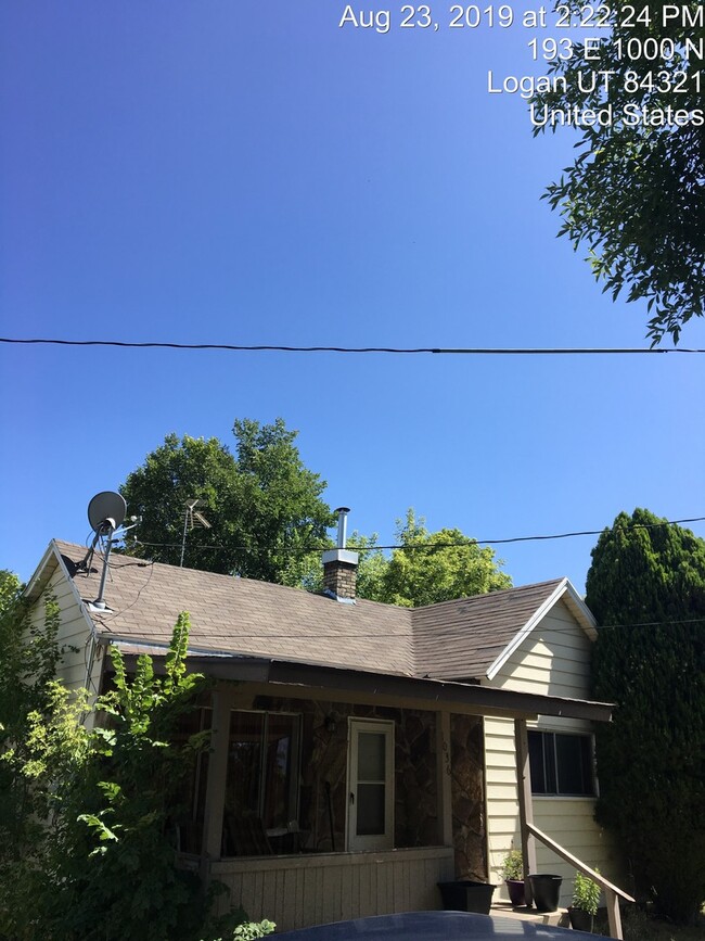 Building Photo - Great 2 br 1 bath House. Pet Friendly.  Available for December move in!