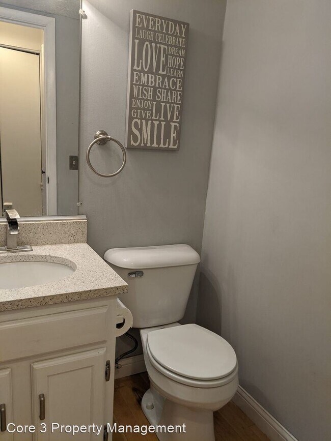 Building Photo - 3 br, 1.5 bath House - 1108 E. Jefferson #14