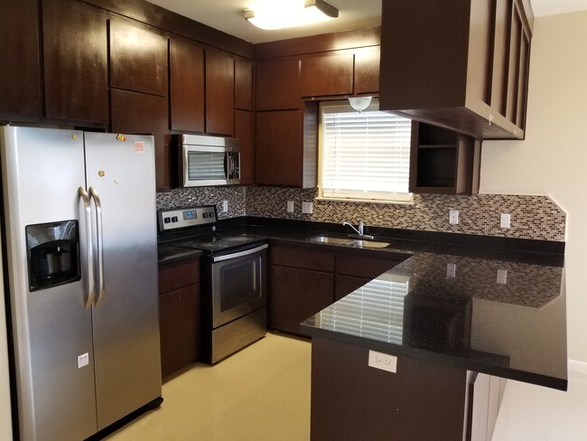 Foto del edificio - 1428 Leann Rimes Rd