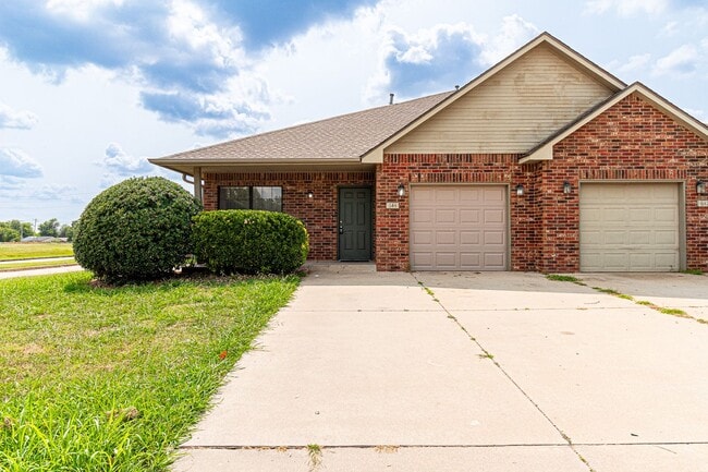 Building Photo - 3 Bed 2 Bath in Norman! Hals off on the fi...