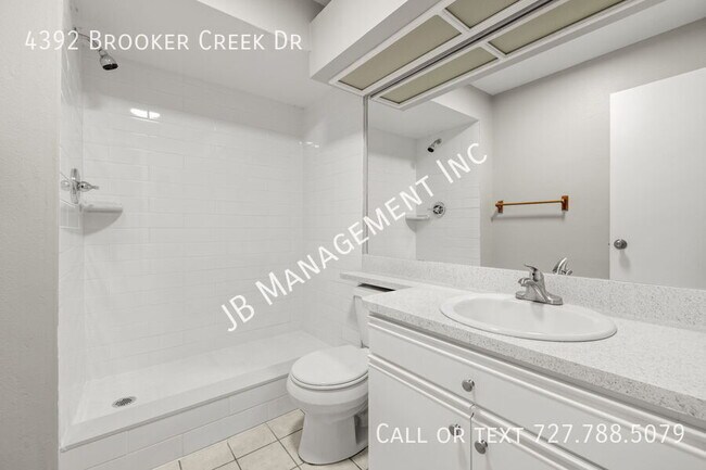 Foto del edificio - 4392 Brooker Creek Dr