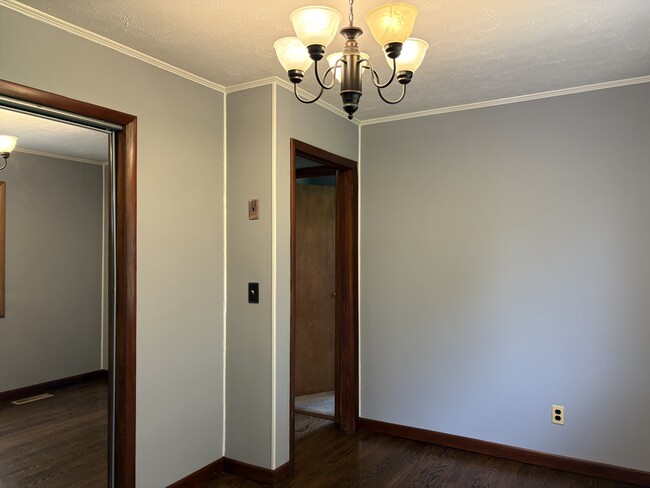 Building Photo - 1406 Valley View Dr