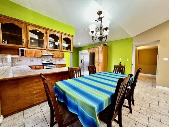 Foto del edificio - 14624 Eston Pl