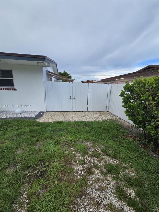 Foto del edificio - 3835 NW 185th St