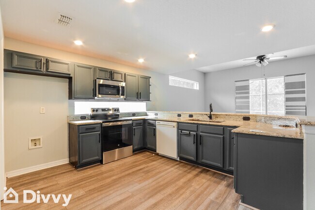 Foto del edificio - 2806 Strand Loop Ct
