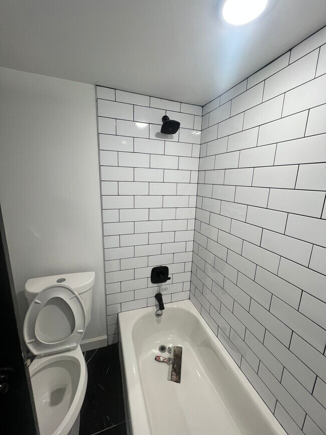 Foto del edificio - 6128 Glenmore Ave