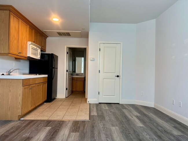 Building Photo - Charming Studio with AC and Secure Mailbox!