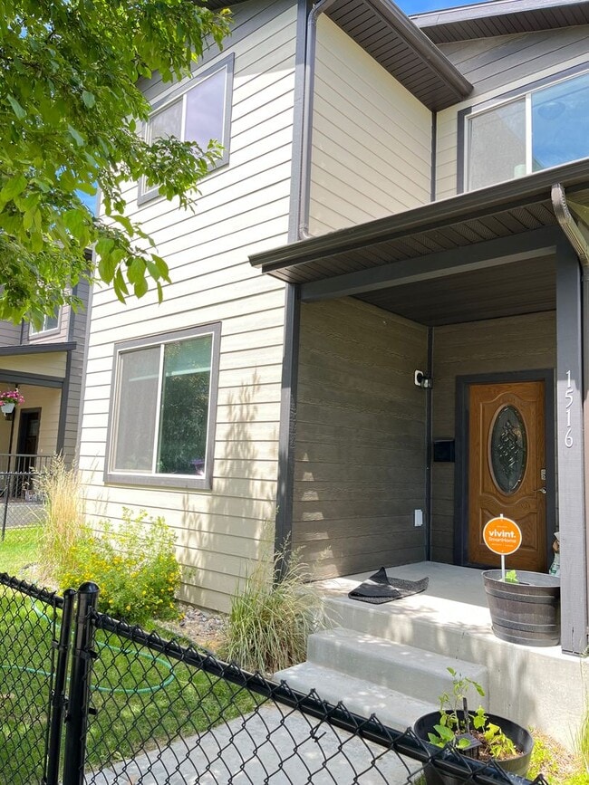 Building Photo - 1516 E Lyndale Ave