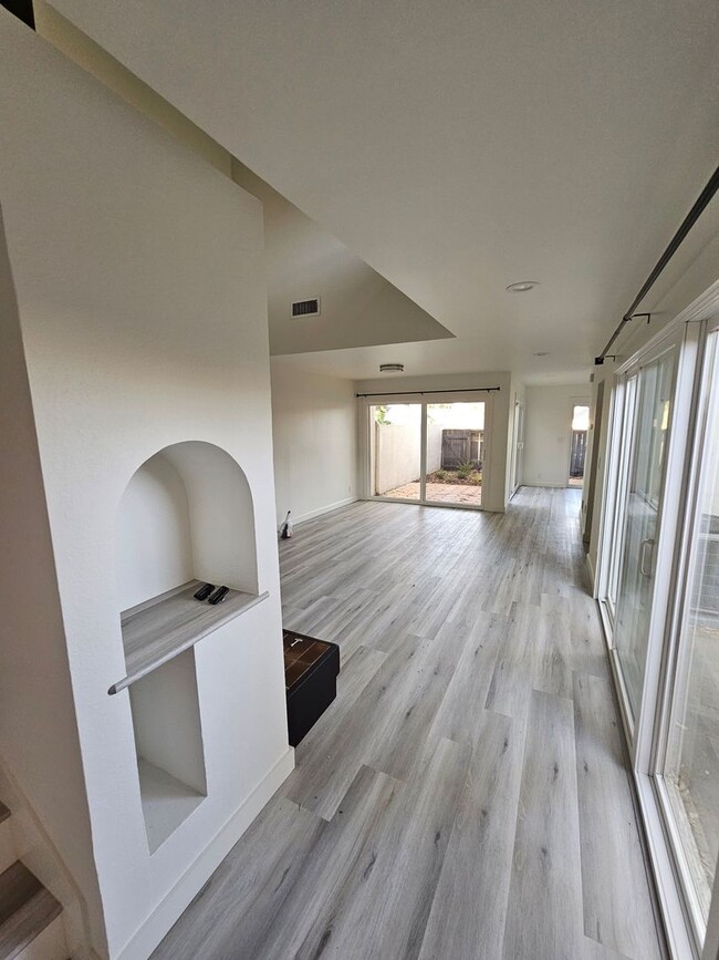 Foto del edificio - Gorgeous COMLETELY RENOVATED 3 Bed/2.5 Bat...