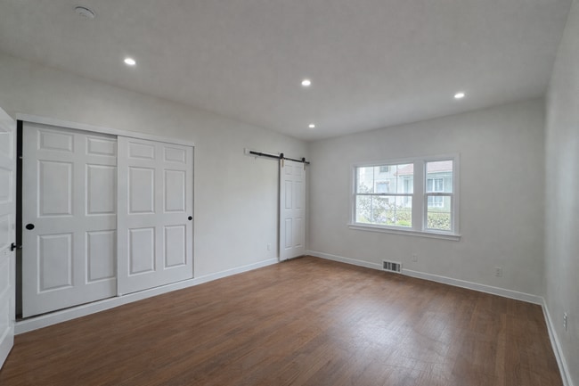 Building Photo - 582 N Oakland Ave