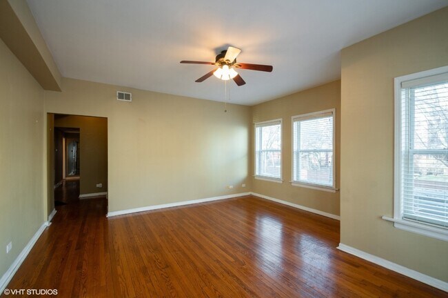 Building Photo - 6042 N Kenmore Ave