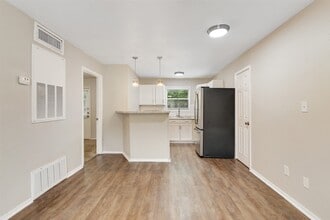 Building Photo - 1512 Broadmoor Dr