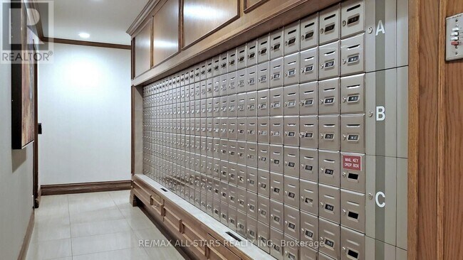 Photo du bâtiment - 610-1610 Bullock Dr