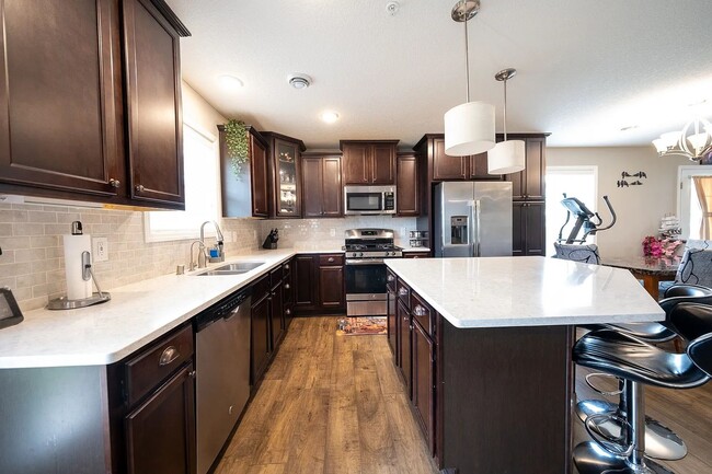 Building Photo - Rare super nice 3 bed end unit townhouse f...