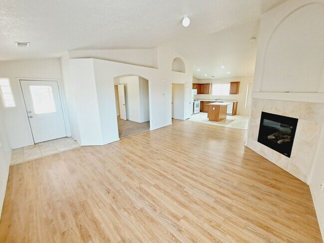 Building Photo - 3 bed, 2 bath Home in Hunning Ranch