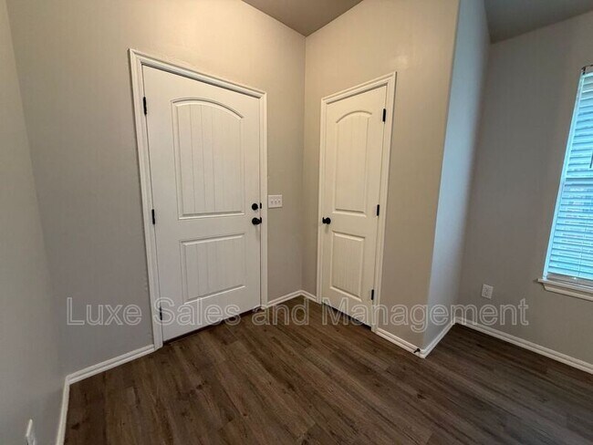 Foto del edificio - 404 Chalk Hill Ct