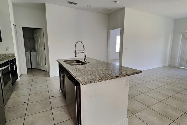 Foto del edificio - 356 Elderberry Ct