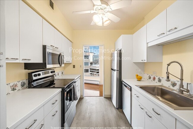 Building Photo - Live Your Best Life on Fifth Avenue! Stunn...