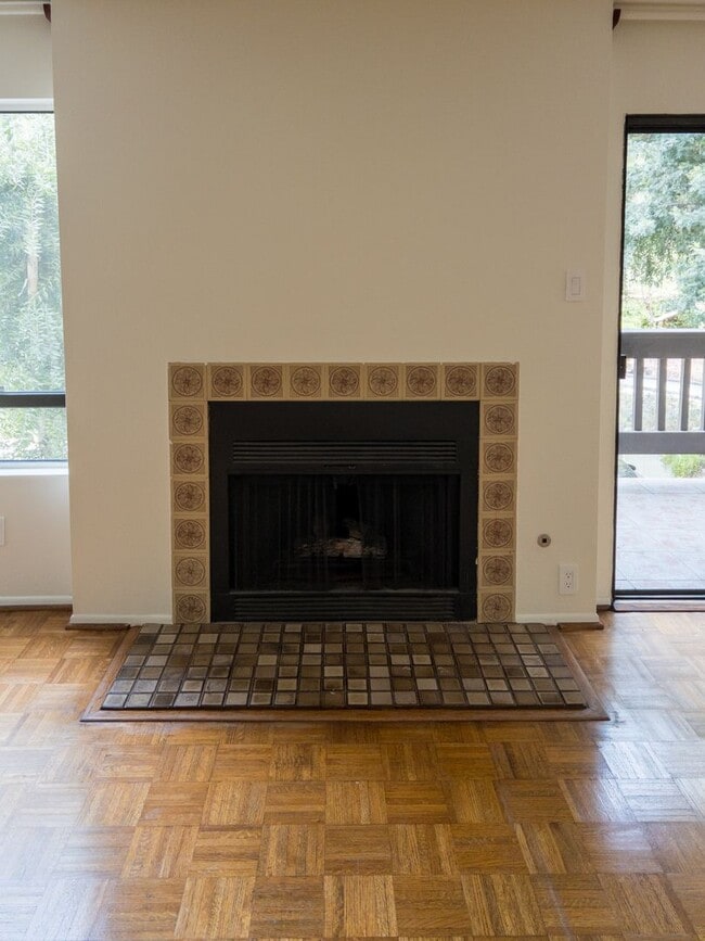 Building Photo - Large 2bed/ 2 bath corner unit in the heart of Silverlake with Hot Tub, Pool, Gated Parking and P...