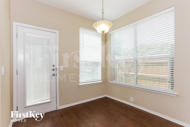 Foto del edificio - 8604 Orleans Ln