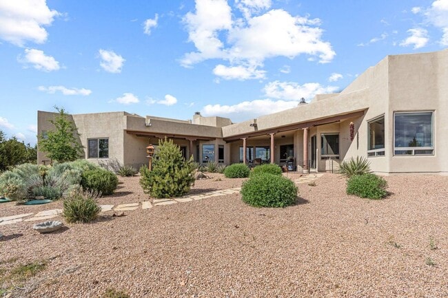 Building Photo - 8 E Longview Dr