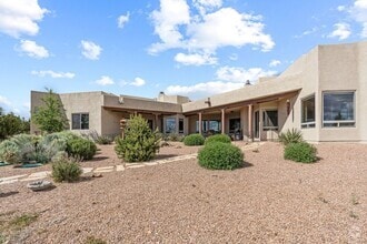 Building Photo - 8 E Longview Dr