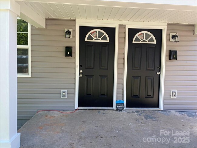 Building Photo - 728 E Pine St