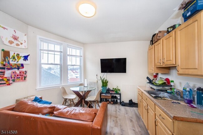 Foto del edificio - 245 Lakeview Ave