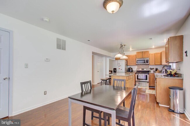 Building Photo - 6 Summerwood Dr