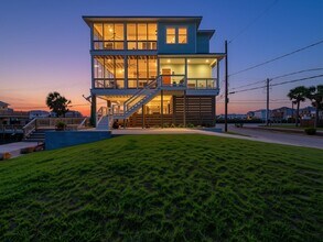Building Photo - 1001 Bamar Ln