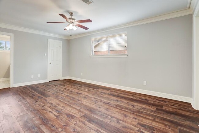 Building Photo - 5806 Ludington Dr