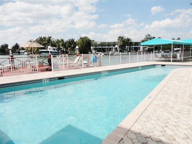 Building Photo - 4740 Pine Tree Dr