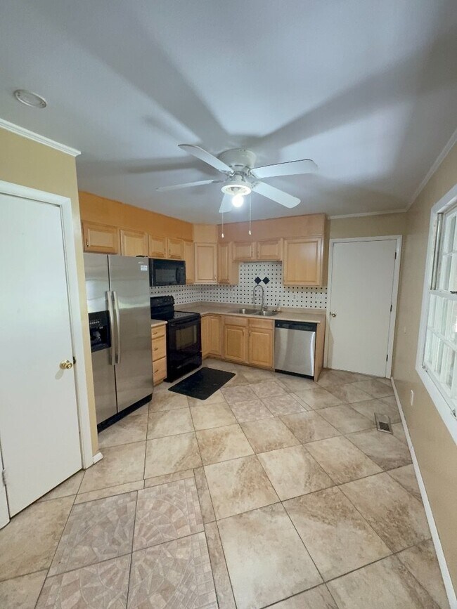 Building Photo - Charming 3 Bedroom, 2 Bathroom Home - 319 ...