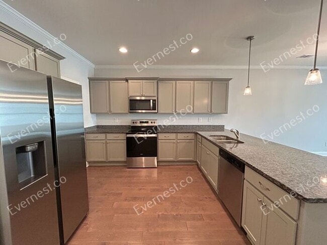 Building Photo - Spacious 3 Bed, 2.5 Bath Home with Modern Amenities / Available Soon!