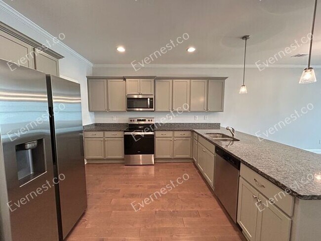 Foto del edificio - Spacious 3 Bed, 2.5 Bath Home with Modern Amenities / Available Soon!