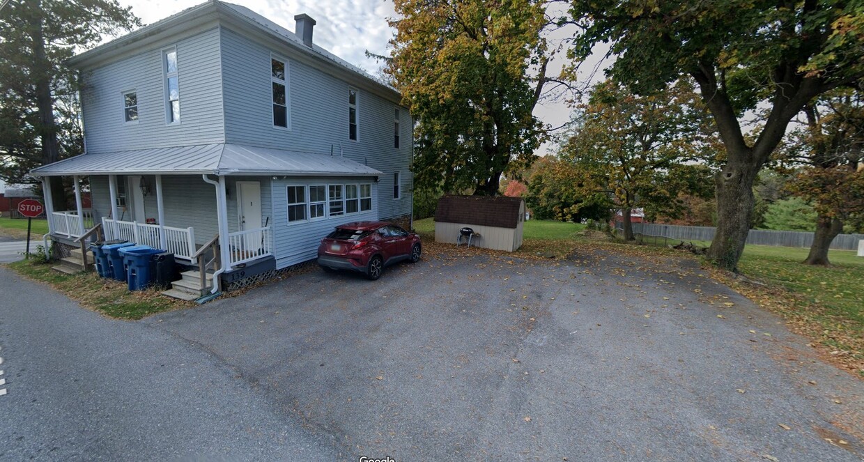 Top floor, off street parking, large yard - 139 S York Rd