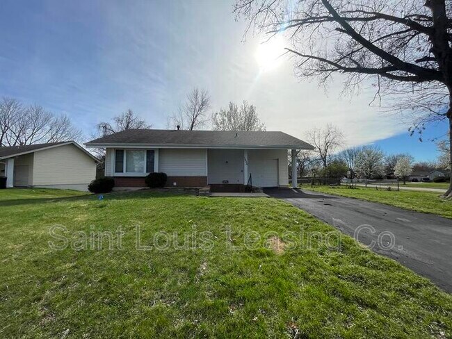 Building Photo - 1635 Woodman Dr