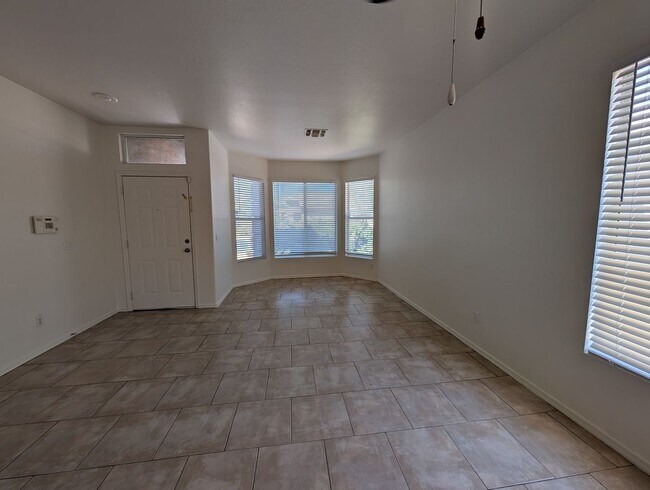 Building Photo - 3 Bedroom 2 Bathroom in Executive Palms Su...
