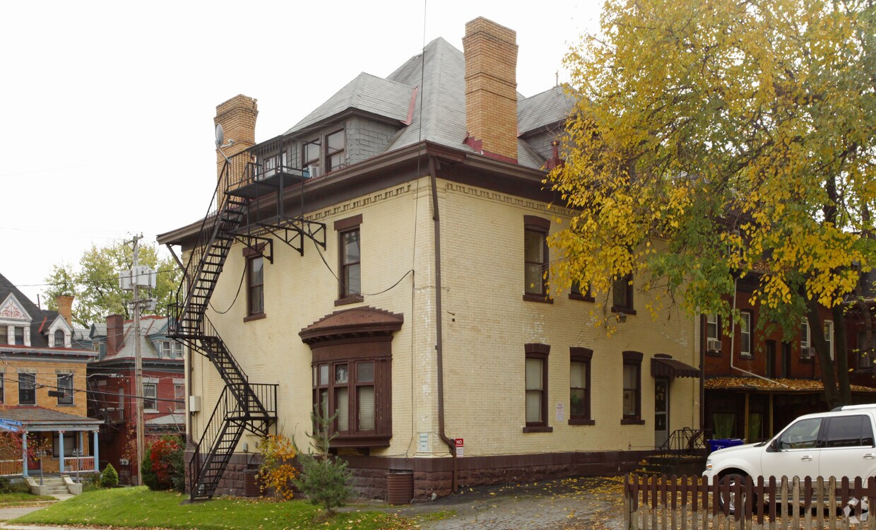 Building Photo - 300 S Fairmount St