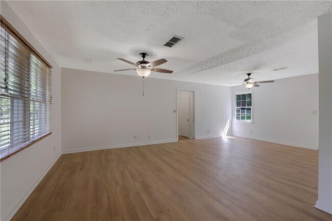 Building Photo - 2966 Deshong Dr SW