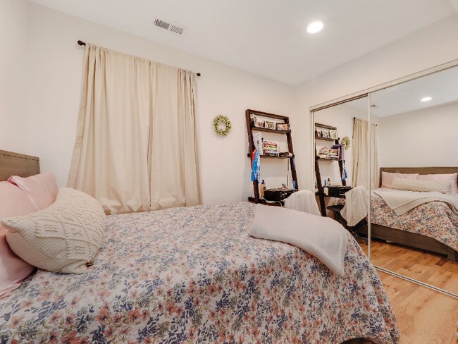 Foto del edificio - 2425 N Greenview Ave