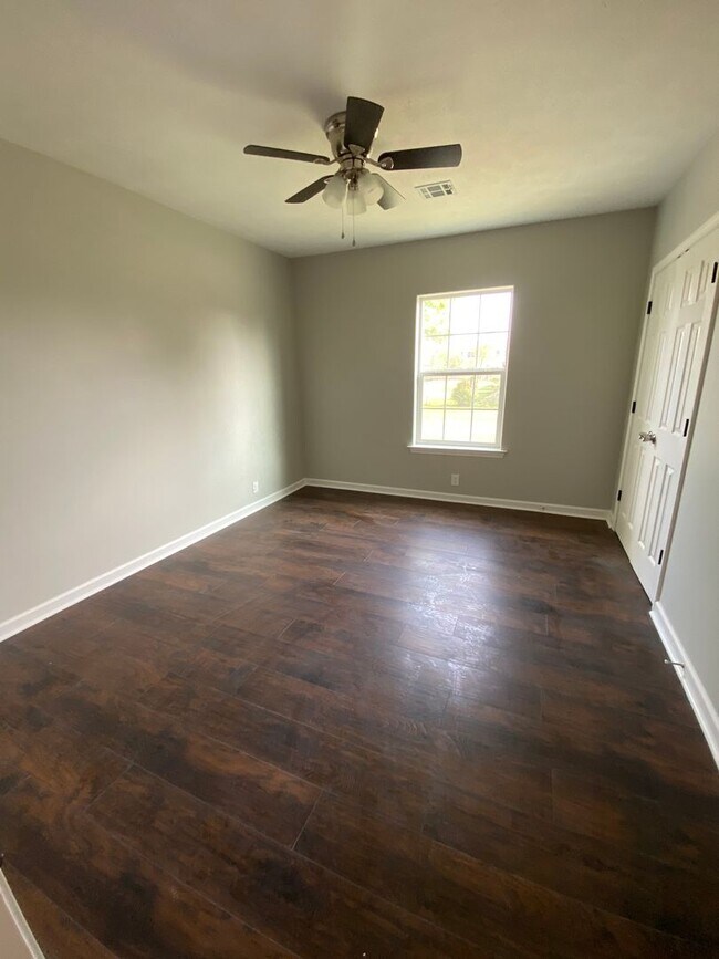 Foto del edificio - 2915 Enterprise Blvd