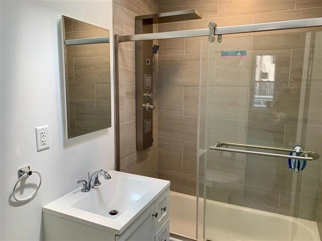 Foto del edificio - 215 Mallory Ave