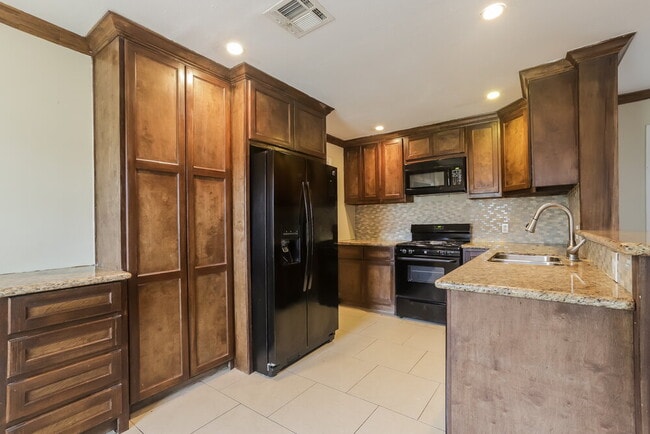 Foto del edificio - 5751 Oakham St