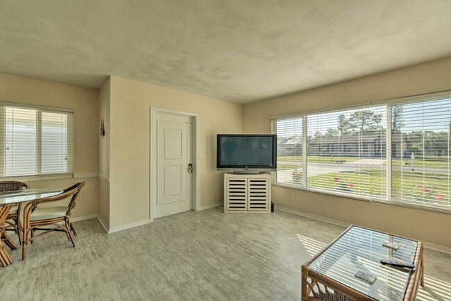 Building Photo - 1017 Pineland Ave