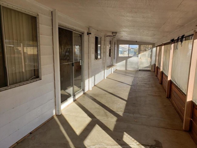 Building Photo - 864 Spruce Ave.