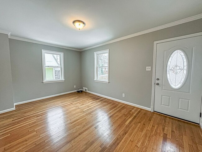 Photo - Charming 3 Bed 3 Bath Sitting On A Large Lot In Beautiful Summit Veitch House