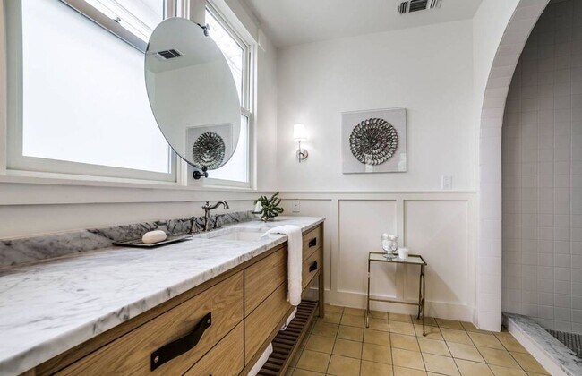 Building Photo - Fully renovated 4 bedroom/4 bath home
