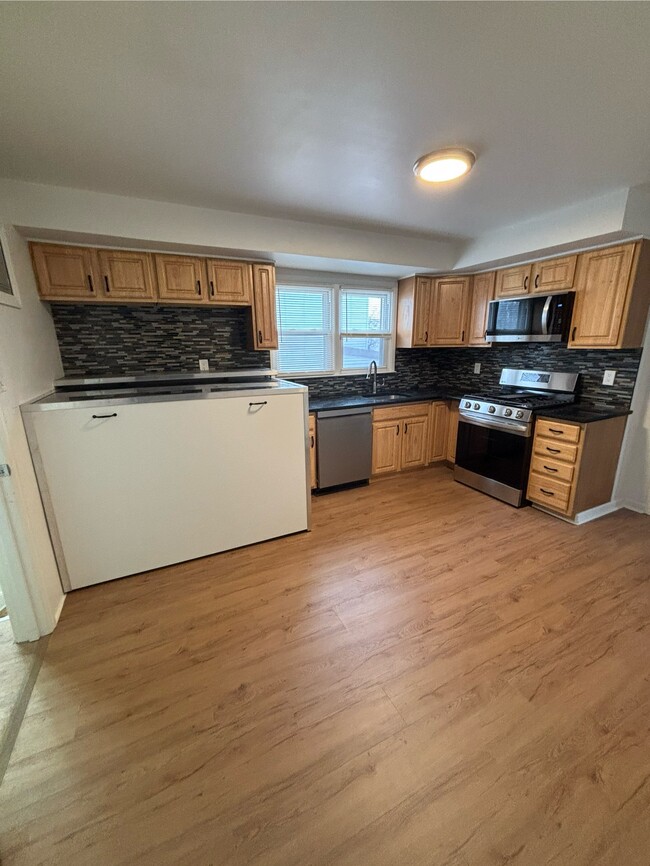 Building Photo - 589 Bramhall Ave