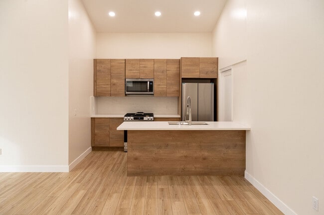 Brand new kitchen- European cabinets, quart cabinets & backsplash, walk thru pantry and new applia. - 4774 Bancroft St